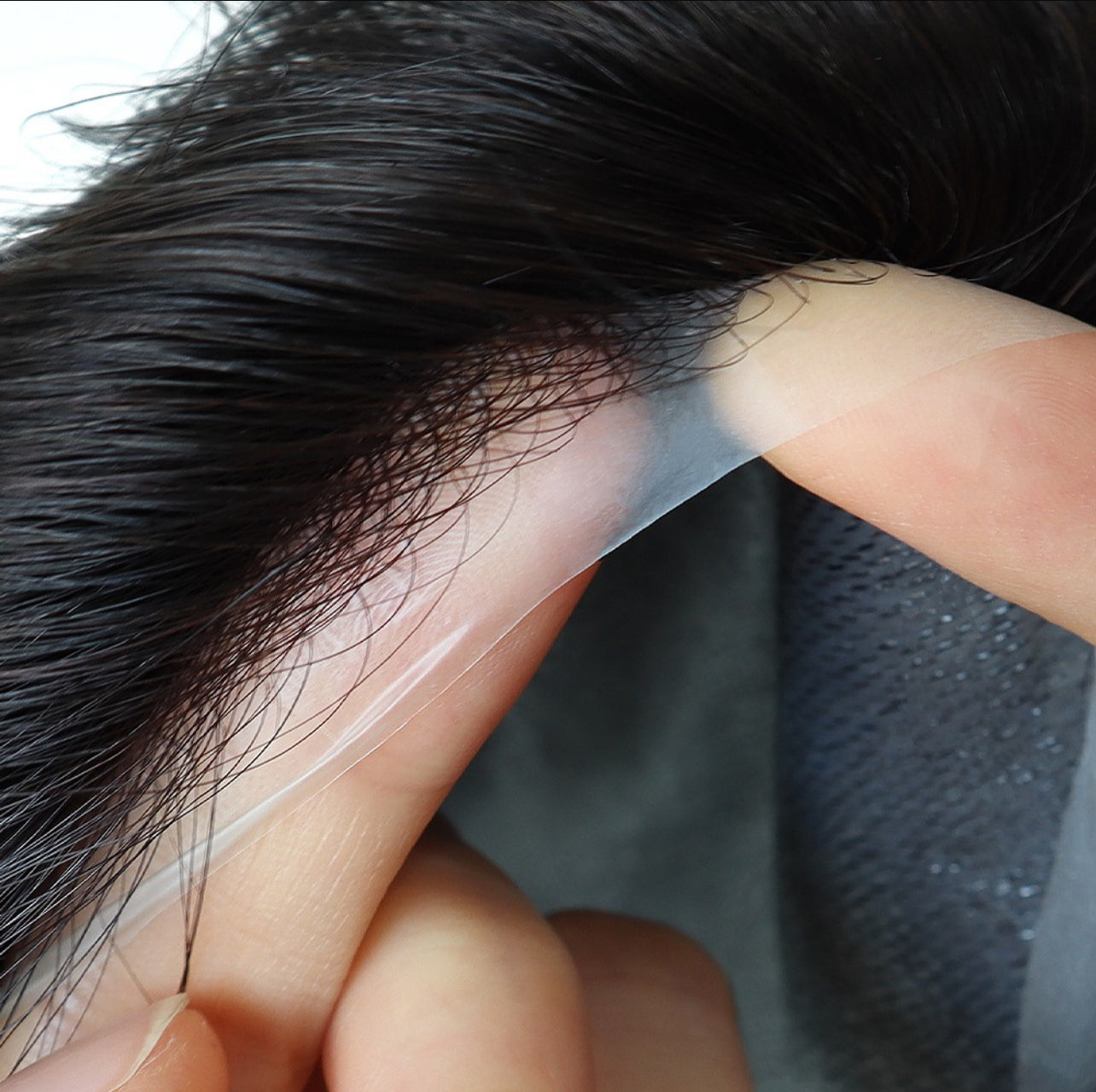 Das CNG-Haarsystem besteht aus einer hochwertigen Folienbasis (Super Thin Skin, 2–3 Mil) und 100 % echtem Menschenhaar.
Die ultradünne PU-Folie sorgt für ein besonders natürliches Aussehen, hohen Komfort und eine perfekte Passform.